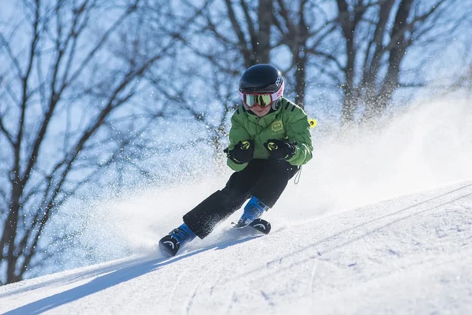 Pierwszy raz narty czy snowboard: co wybrać, aby uniknąć frustracji?