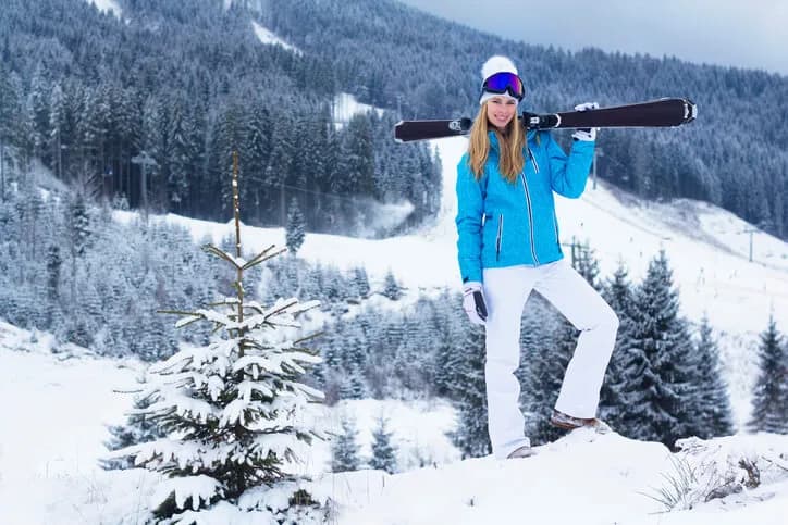 Najlepsze ubrania na narty damskie: jak wybrać idealny strój narciarski?